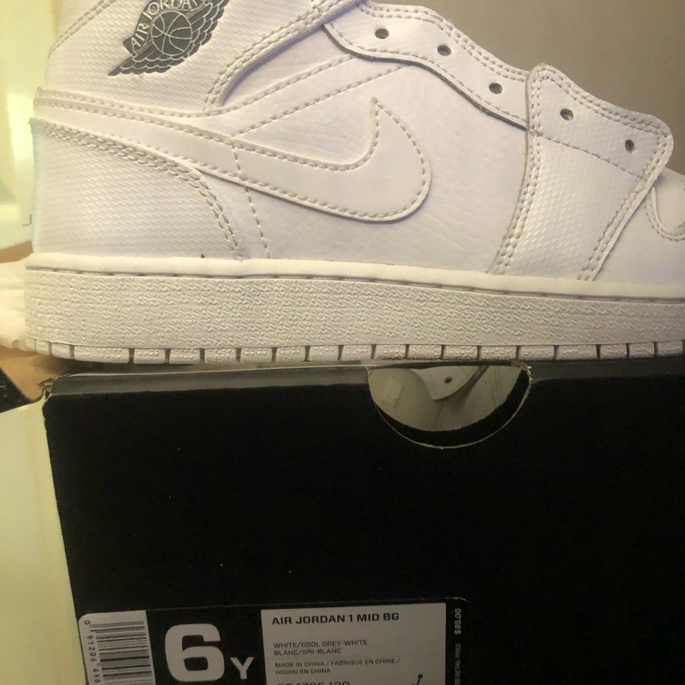 Nike White Athletic Shoes Low-Top Design